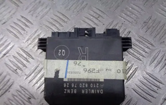 Mercedes-Benz E W210 Sliding door control unit/module 2108207626