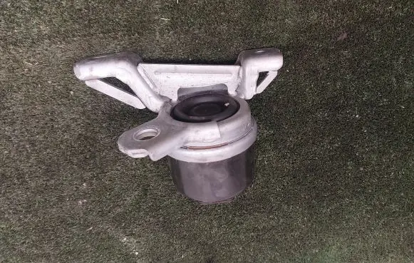 Land Rover Range Rover L322 Engine mount bracket BJ326F012AB
