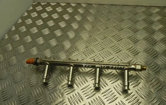 Skoda Fabia Mk2 (5J) Fuel distributor 03F133320C VD6712