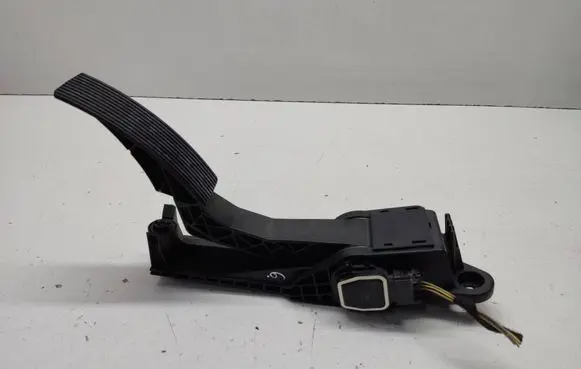 Accelerator throttle pedal