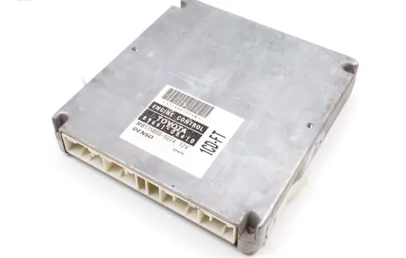 Toyota Avensis T220 Engine control unit/module 8966105410 MB1758005024 1CDFT