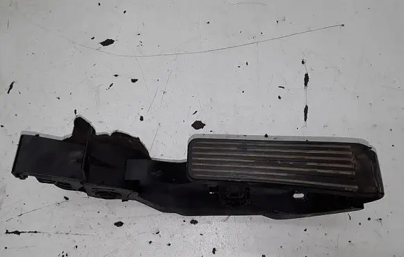 Mercedes-Benz E W211 Accelerator throttle pedal A2113010001