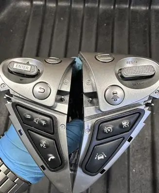 Steering wheel buttons/switches