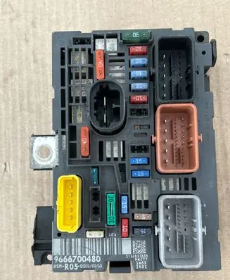 Peugeot 308 SW Fuse module 9666700480