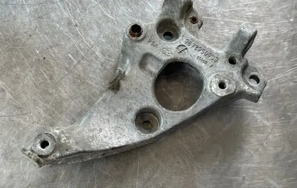 Peugeot 308 Generator/alternator bracket 9672950980