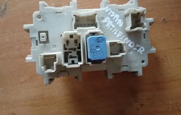 Nissan Pathfinder R51 Fuse module 1052918