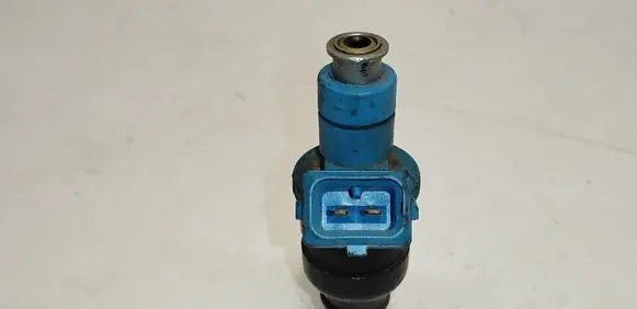 Audi A4 S4 B5 8D Fuel injector 058133551F