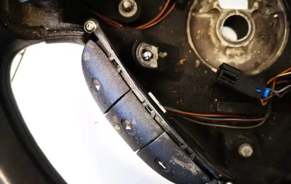 Steering wheel buttons/switches