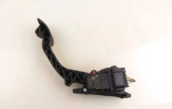 Ford C-MAX I Accelerator throttle pedal 6PV00864136 3M519F836AH