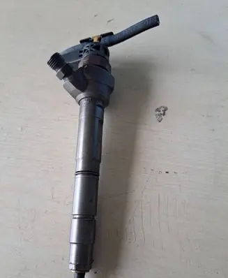 Volkswagen PASSAT B7 Fuel injector 03L130277J