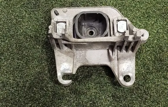Opel Vivaro Gearbox mounting bracket 112228161R