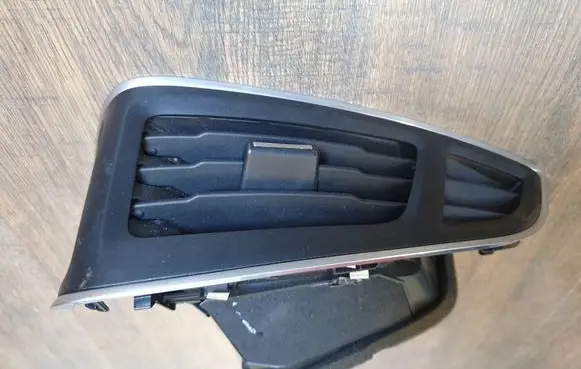Ford Focus Dash center air vent grill BM51018B09