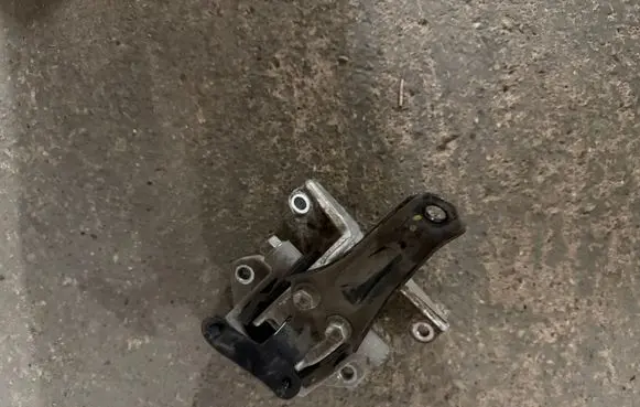 Engine mounting bracket