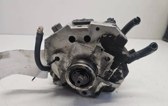 Volvo S60 Fuel injection high pressure pump 8689590