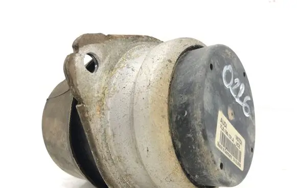 Audi Q7 4L Engine mount bracket 7L8199131A
