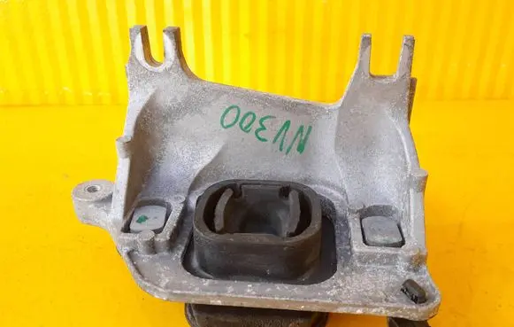 Nissan NV300 Gearbox mounting bracket 112228151R