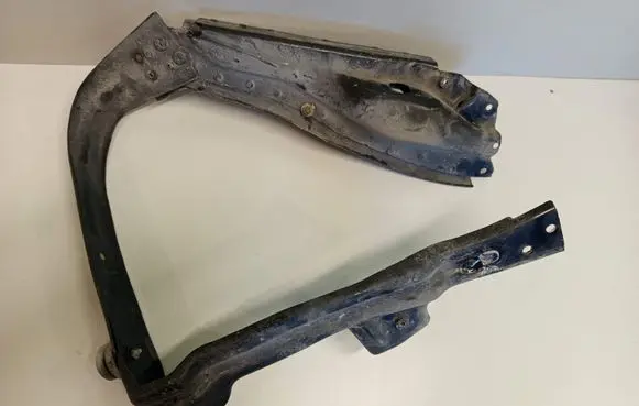 Headlight/headlamp mounting bracket
