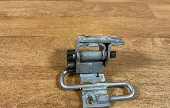 Audi TT Mk1 Front door lower hinge 8N0831412