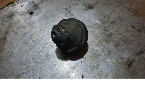 Volvo V70 Engine mounting bracket