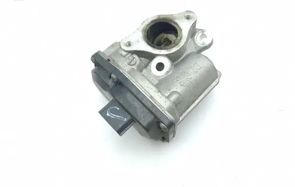 Infiniti Q30 EGR valve 147102557R