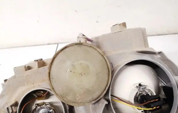 Mercedes-Benz C W203 Headlight level adjustment motor 0307650006 0008009775