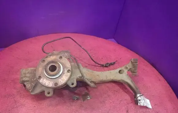 Volkswagen PASSAT B5 Front wheel hub spindle knuckle 8D0407257S