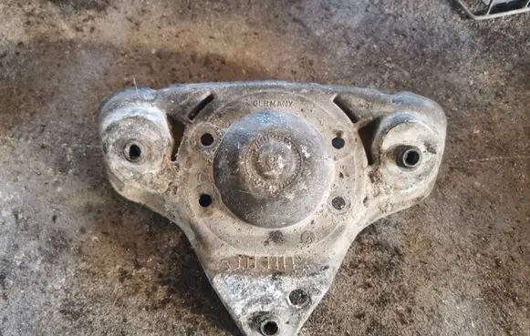 Volkswagen PASSAT B5.5 Coil spring mount 8D0412383