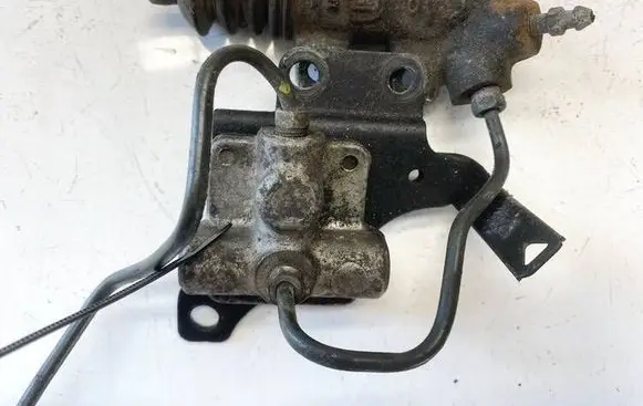 Toyota Corolla E120 E130 Clutch master cylinder aisin1316