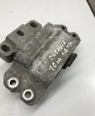 Skoda Octavia Mk2 (1Z) Engine mount bracket 1KO199555