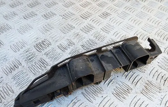 Front bumper mounting bracket