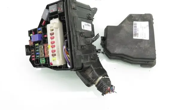 Toyota Yaris Fuse box set 826620D100 8264152020