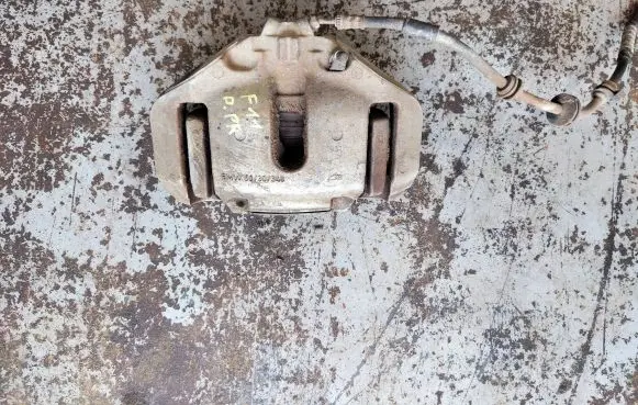 BMW 5 F10 F11 Front brake caliper 8931