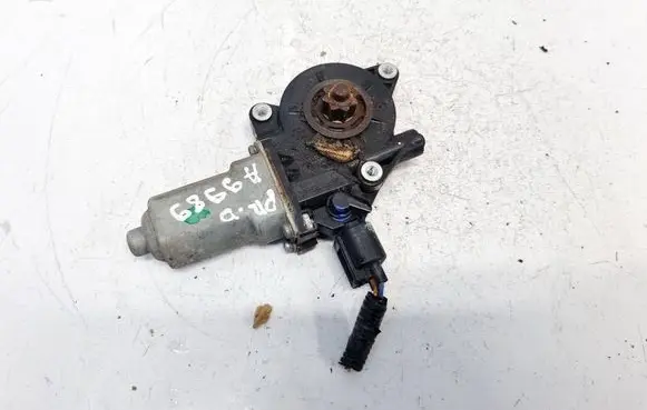 Honda CR-V Front door window regulator motor