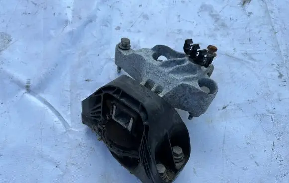Renault Clio IV Engine mount vacuum valve 112845638R