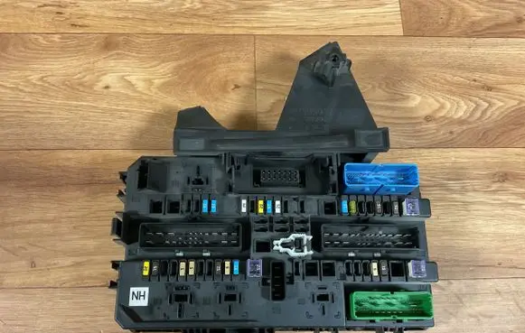 Opel Astra H Fuse module 13115937 329510614