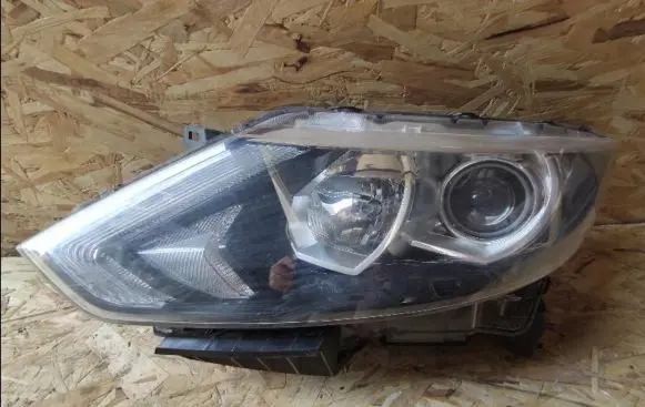 Nissan Qashqai Headlight/headlamp 10018013
