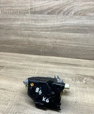 Volkswagen PASSAT B6 Rear door lock 3C4839015A
