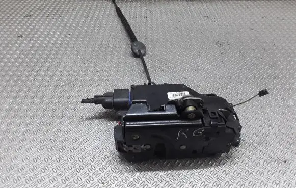 Volkswagen Golf V Rear door lock 7L0839015