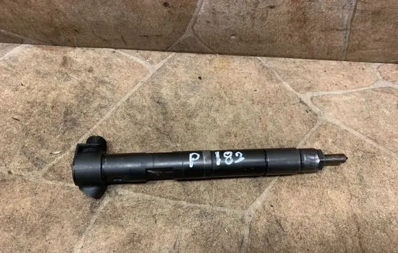 Mercedes-Benz E W212 Fuel injector A6510704987