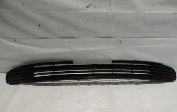 Opel Vectra B Front bumper lower grill 90568245