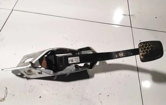 Opel Zafira B Clutch pedal 