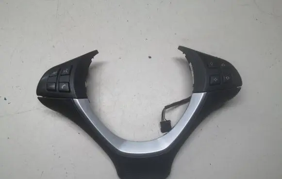 Steering wheel buttons/switches