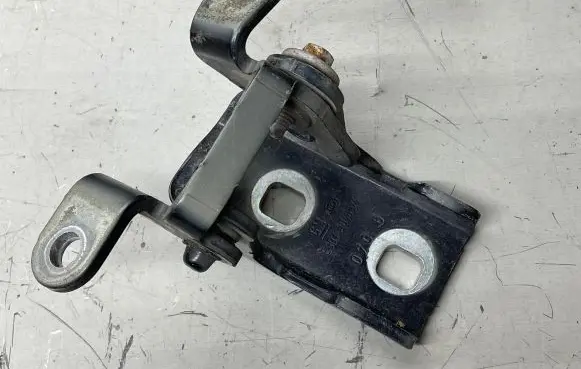 Opel Insignia A Front door upper hinge ES03A046574