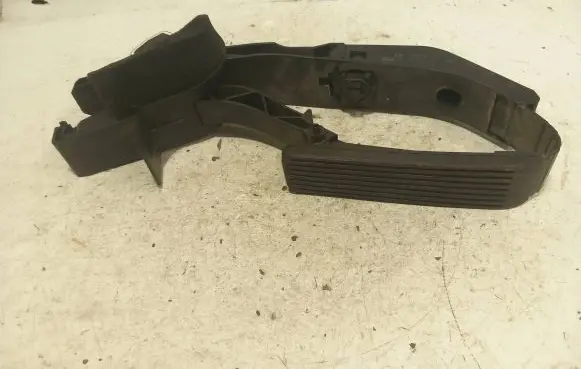 Mercedes-Benz E W211 Accelerator throttle pedal A2113000404