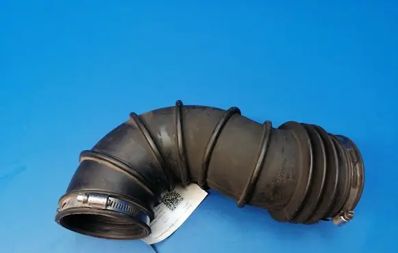 Cadillac CTS Air intake hose/pipe 25736895