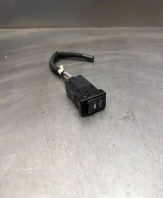Toyota Auris E180 USB socket connector 861900D030 A09418 CALS00H1AE