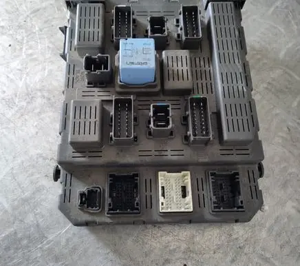 Peugeot 607 Fuse module 9648051080