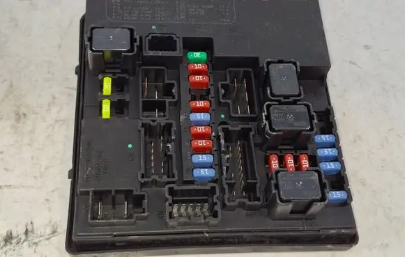 Nissan Juke I F15 Fuse module 284B71KA0D 9451014173 52683KF0