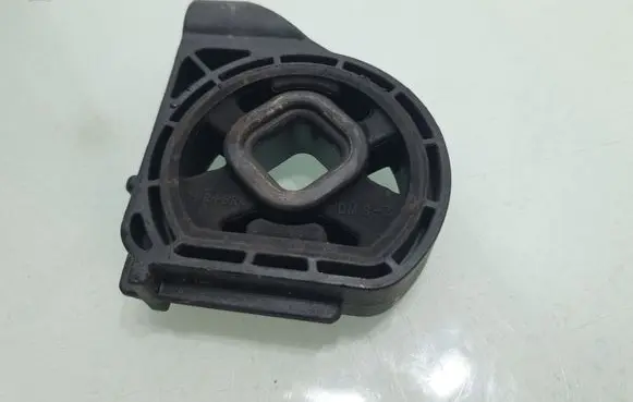 Radiator mount bracket