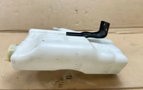 Honda CR-V Windshield washer fluid reservoir/tank 